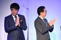 新機種「フィーバー機動戦士ガンダム 逆襲のシャア」のアンベールを終えたおぎやはぎ。