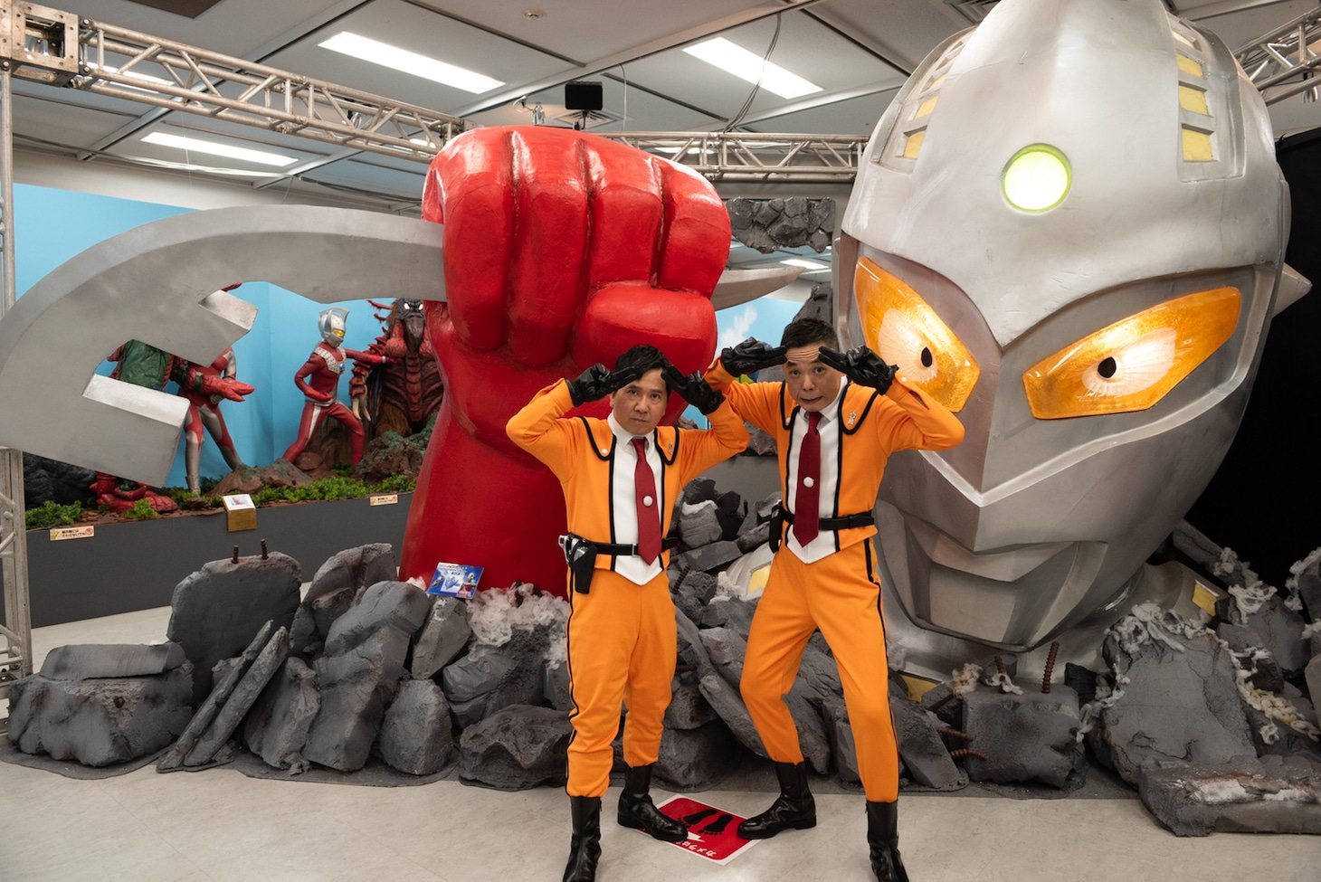 ウルトラセブンの前で、エメリウム光線のポーズを決める爆笑問題。