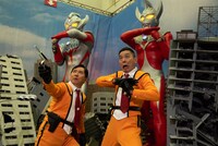 「親子スゴでかフォトスポット」に登場する爆笑問題。