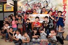 爆笑問題と、会場に詰めかけた子供たち。