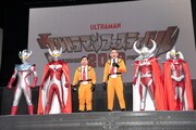 （左から）ウルトラマンタイガ、ウルトラマンタロウ、爆笑問題、ウルトラの父、ウルトラの母。