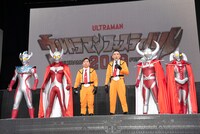 （左から）ウルトラマンタイガ、ウルトラマンタロウ、爆笑問題、ウルトラの父、ウルトラの母。