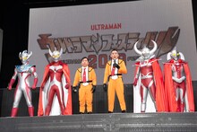 （左から）ウルトラマンタイガ、ウルトラマンタロウ、爆笑問題、ウルトラの父、ウルトラの母。