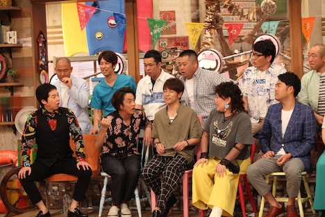 スタジオ出演者たち。(c)フジテレビ