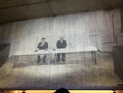 会見場は報道陣でいっぱいに。入りきれなかった記者のため別スペースに映し出された映像。