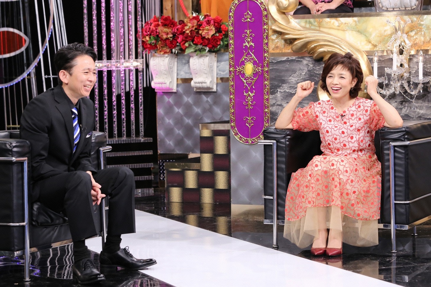左から有吉弘行、榊原郁恵。(c)日本テレビ