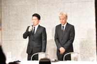 謝罪会見を開いた雨上がり決死隊・宮迫（左）とロンドンブーツ1号2号・田村亮（右）。