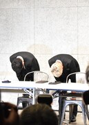 頭を下げる雨上がり決死隊・宮迫（左）とロンドンブーツ1号2号・田村亮（右）。