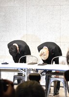 頭を下げる雨上がり決死隊・宮迫（左）とロンドンブーツ1号2号・田村亮（右）。