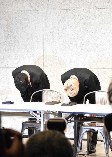 頭を下げる雨上がり決死隊・宮迫（左）とロンドンブーツ1号2号・田村亮（右）。