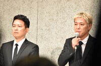 謝罪会見を開いた雨上がり決死隊・宮迫（左）とロンドンブーツ1号2号・田村亮（右）。