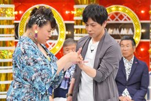 次長課長・井上（右）の手相を見るフォーリンラブ・バービー（左）。(c)MBS