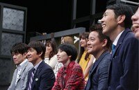 ネタを鑑賞するMC陣。