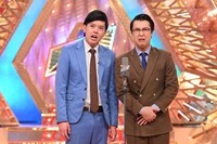 ファーストステージで漫才を披露するエンペラー。 (c)ABCテレビ