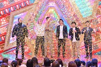 優勝が発表された瞬間のエンペラー（左）と、カベポスター（中央）、宮下草薙（右）。 (c)ABCテレビ