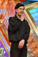 会見中に「酔ったときに転んで前歯が折れたので、これは嘘の前歯です」と説明するエンペラー安井。