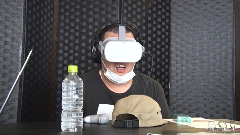 VRお化け屋敷「マンホール」をチェックする野性爆弾くっきー。(c)MBS