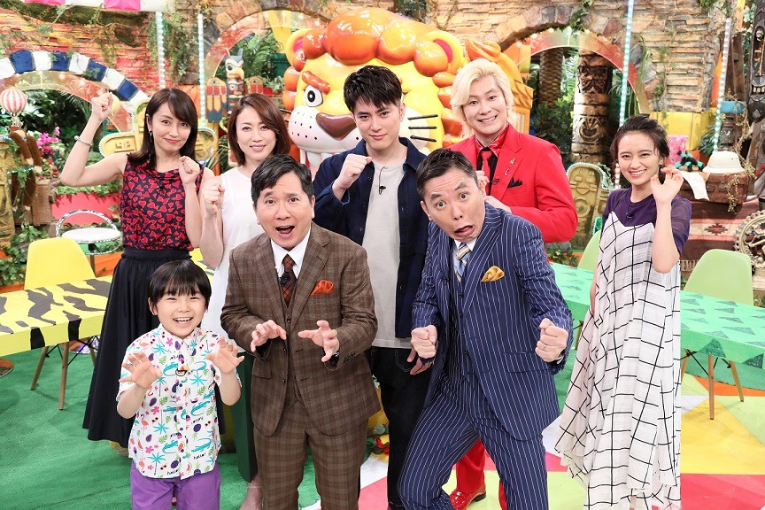 「専門家100人が選んだ びっくり映像で見る！世界最強動物ランキング」MCの爆笑問題（中央）ら出演者たち。(c)テレビ朝日