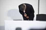 騒動を謝罪する岡本昭彦社長。