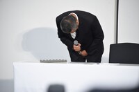 謝罪する岡本昭彦社長。