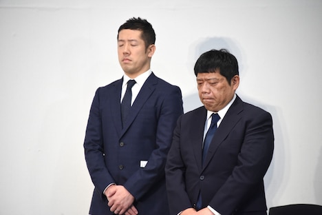 芸人との面談に同席していた藤原寛副社長（右）。