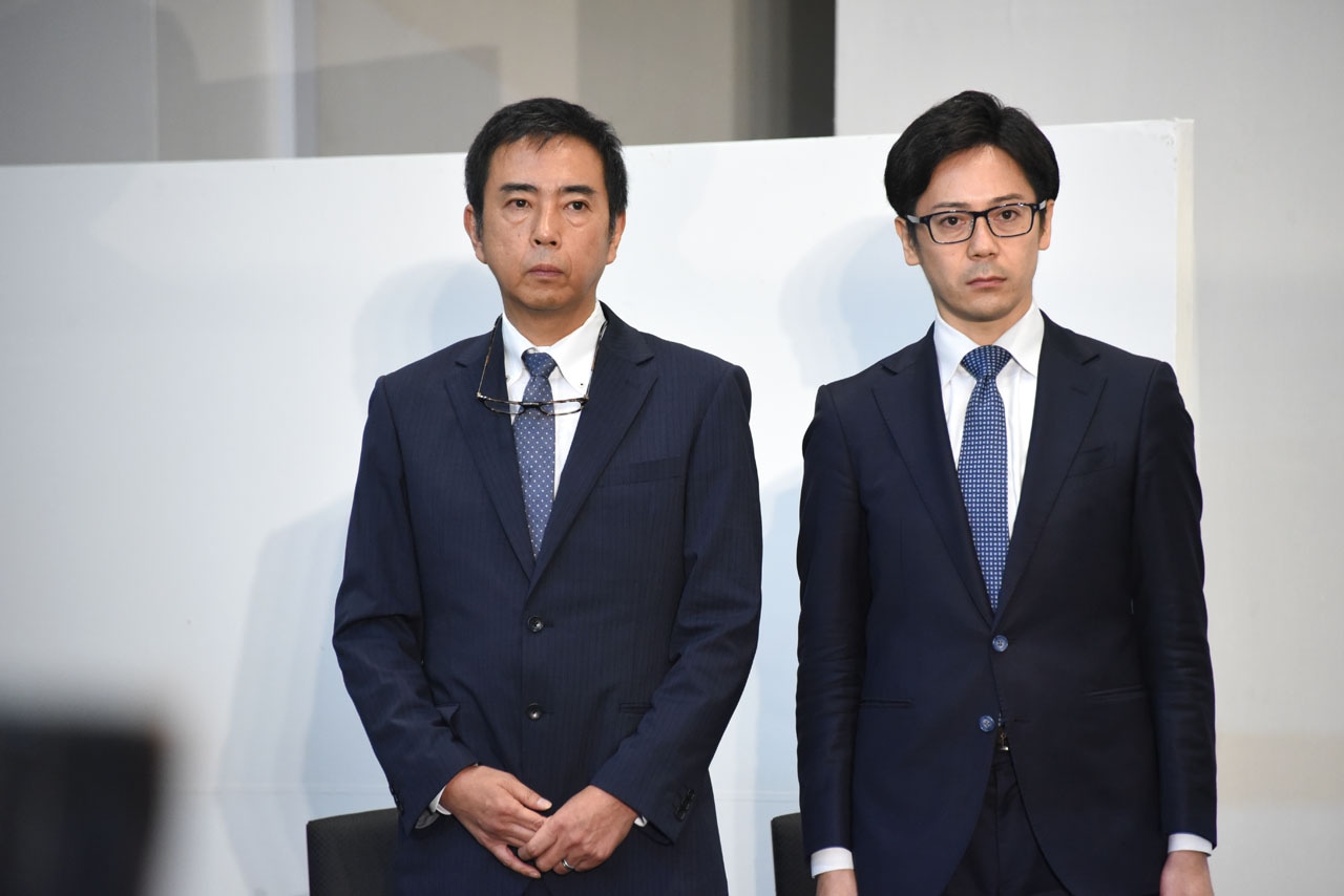 一連の経緯を説明した小林良太法務本部長（右）。