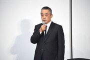 会見に登壇した岡本昭彦社長。