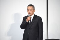 会見に登壇した岡本昭彦社長。