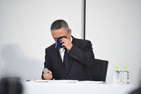 涙をぬぐう岡本昭彦社長。