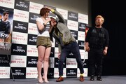 手島優（左）にトム・ブラウン布川（中央）が「ダメー！」をお見舞いするワンシーン。