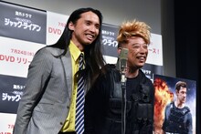 漫才を披露するトム・ブラウン。