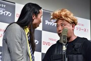 トム・ブラウンの漫才中、みちお（右）が「絶対にぃー」と布川（左）にすごむワンシーン。