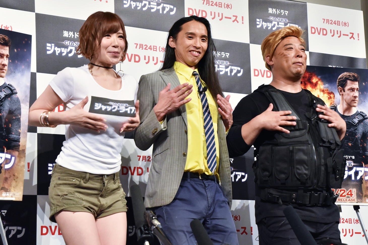 海外ドラマ「CIA分析官 ジャック・ライアン」のDVDリリース記念イベントにて、ヒット祈願で“三パイ締め”を行う（左から）手島優、トム・ブラウン。