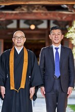 釈徹宗（左）と笑い飯・哲夫（右）。