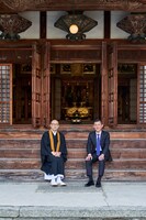 釈徹宗（左）と笑い飯・哲夫（右）。