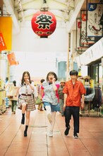 左から村瀬紗英、森三中・黒沢、インパルス板倉。