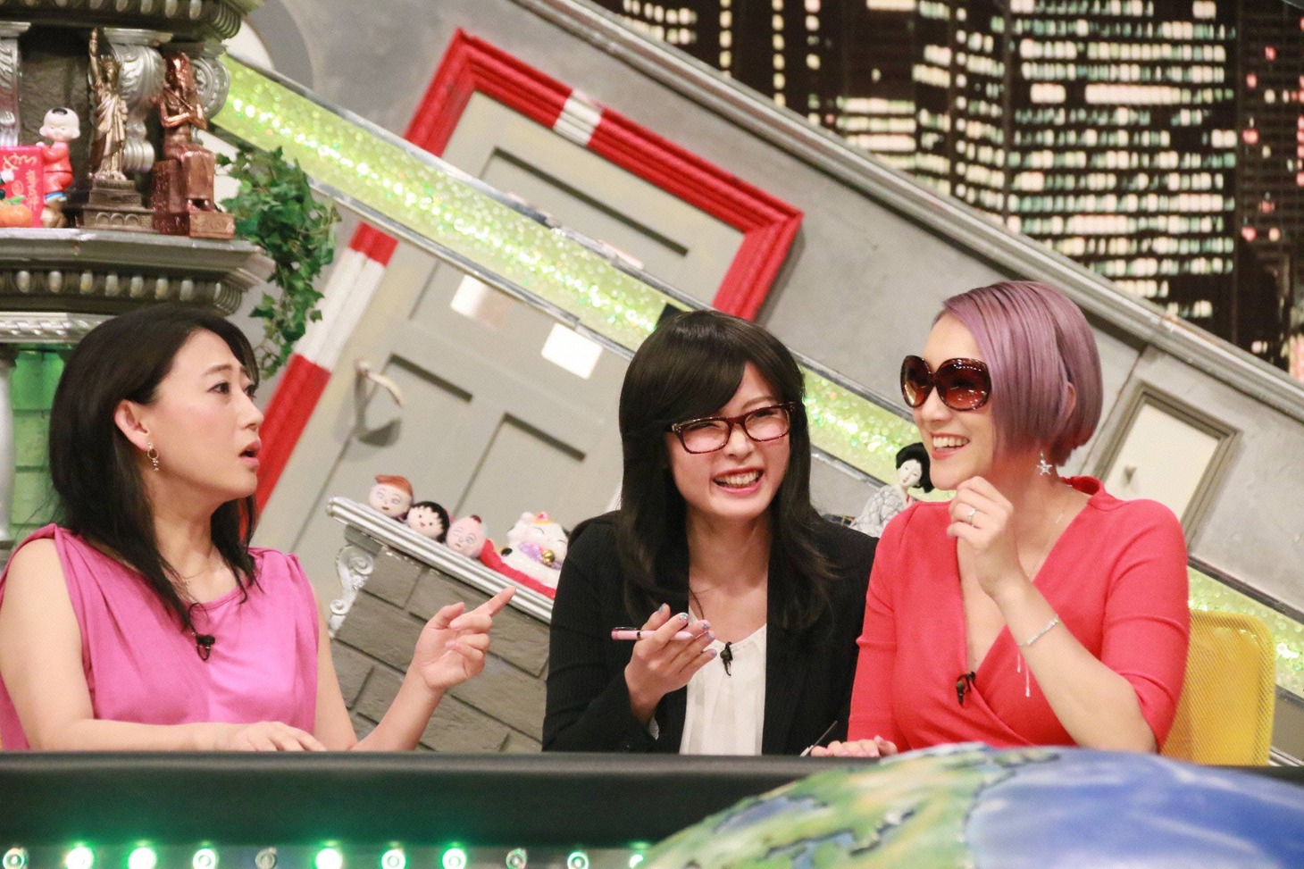 友近（左）とSHELLY（右）。(c)フジテレビ