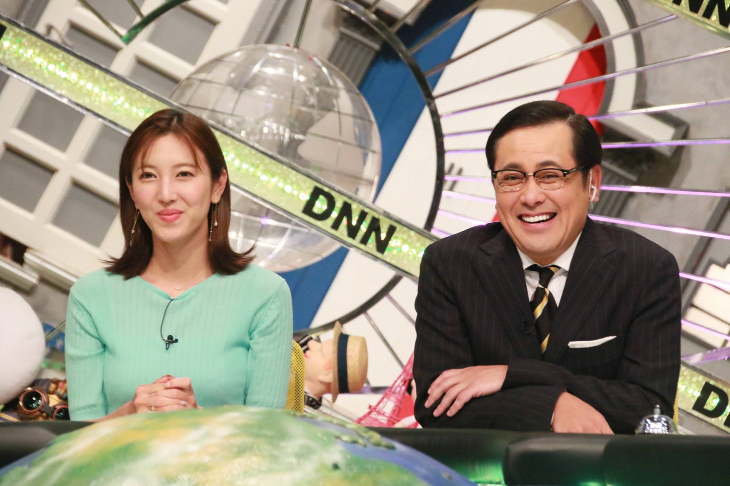 （左から）小澤陽子アナ、アリタ哲平。(c)フジテレビ