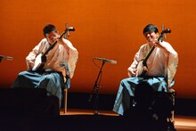 オープニングパフォーマンスを披露する吉田兄弟。