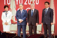 左から小池百合子都知事、東京2020組織委員会・森喜朗会長、トーマス・バッハIOC会長、安倍晋三内閣総理大臣。