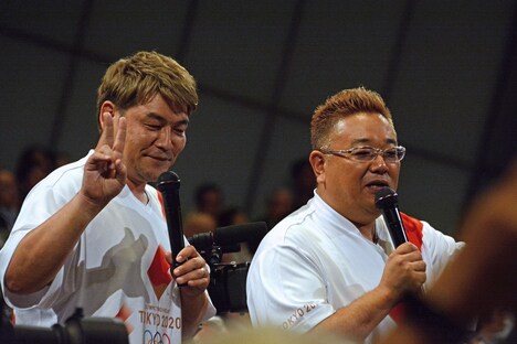 会場後方から現れたサンドウィッチマン。