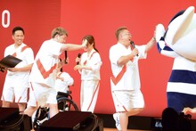 東京2020オリンピックマスコット・ミライトワとハイタッチをするサンドウィッチマン伊達（右）。