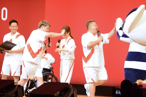 東京2020オリンピックマスコット・ミライトワとハイタッチをするサンドウィッチマン伊達（右）。