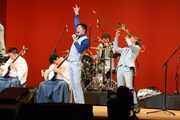 東京スカパラダイスオーケストラと吉田兄弟によるライブの様子。
