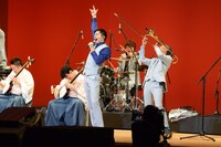 東京スカパラダイスオーケストラと吉田兄弟によるライブの様子。