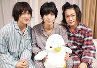 左から眞嶋秀斗、黒羽麻璃央、鳥越裕貴。(c)NTV