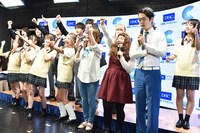 ゆきぽよがセレモニーを締める掛け声「よいちょまる、よいちょまるよいちょー！」を発声し、ゆにばーす川瀬名人（前列右端）が1人だけ乗らなかった場面。