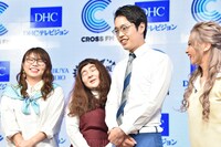 囲み取材でビートたけしのモノマネをする、ゆにばーす・はら（左から2人目）。