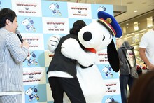 霜降り明星・粗品とハグするスヌーピー。