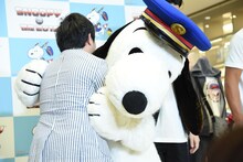 霜降り明星・せいやとハグするスヌーピー。